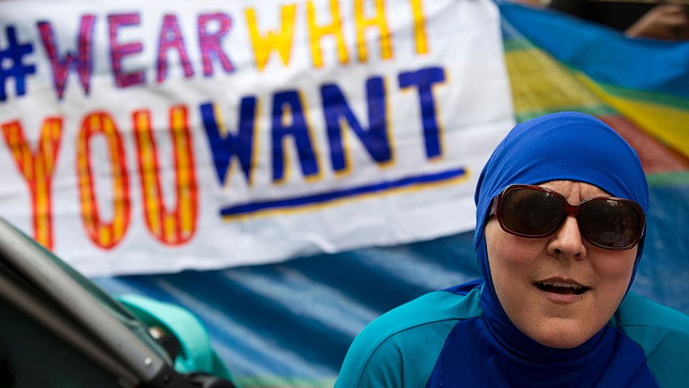 Brittisk protest mot det franska burkiniförbudet utanför Frankrikes ambassad i London.