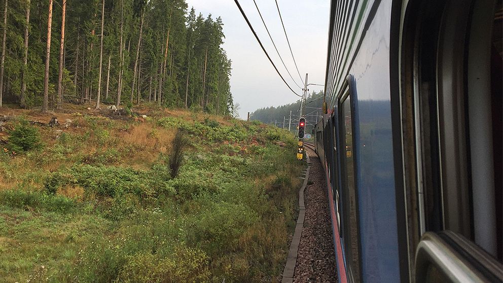Nu är tågtrafiken igång igen efter den olycka som inträffade i Rosersberg under fredagsmorgonen.