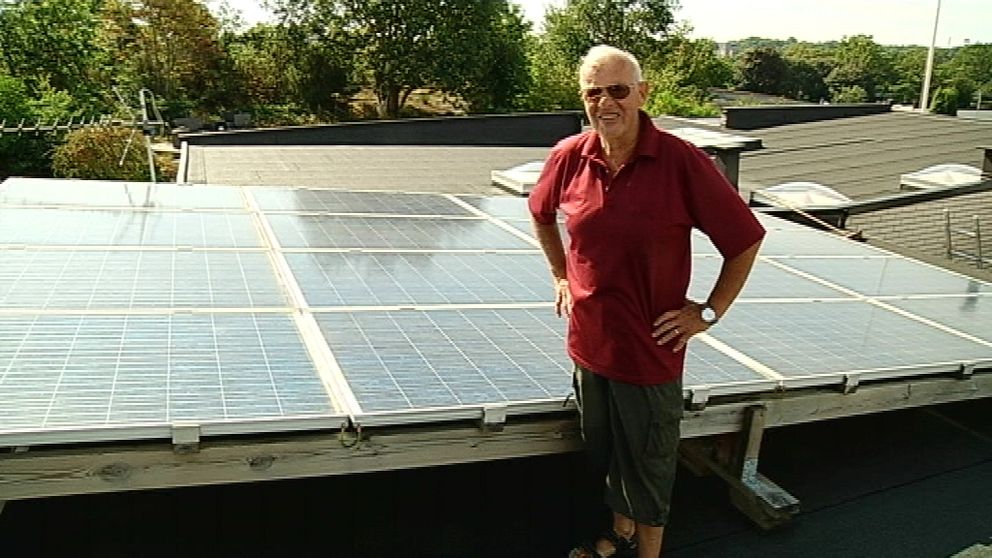 Stig Lindqvist i Karlskrona är en av många som valt att låta installera en solcellsanläggning på sitt tak.