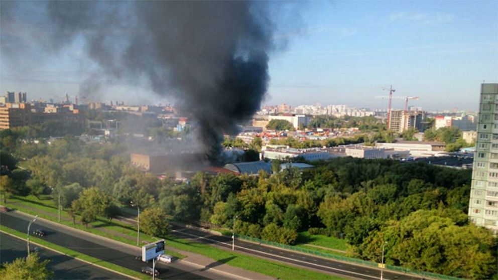 Bilder visar en svart rökpelare som stiger från lagerlokalen som ligger i den nordöstra delen av Moskva.
