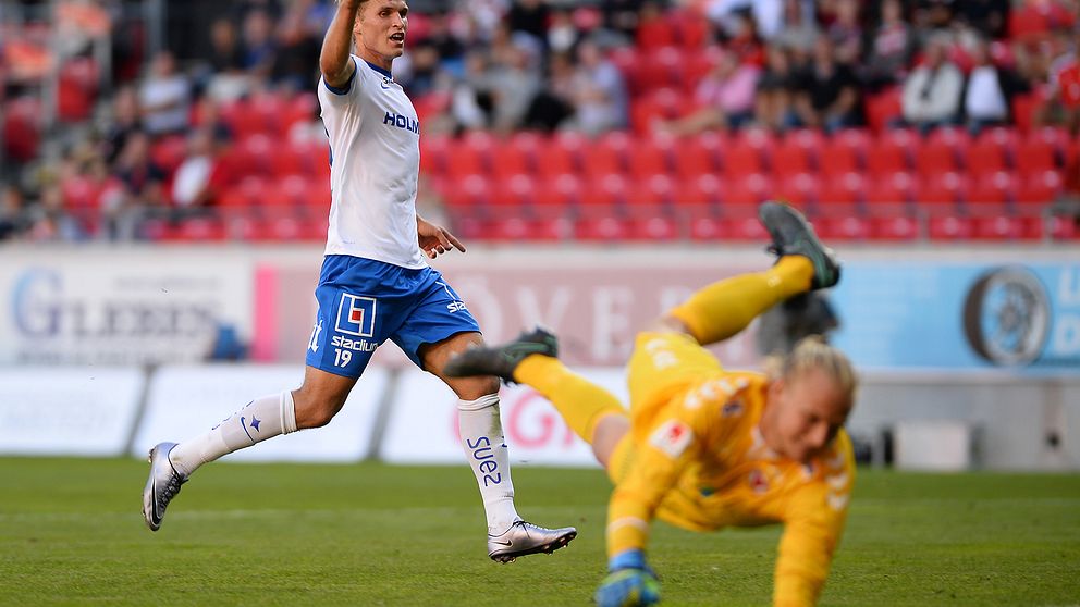 Norrköpings Sebastian Andersson jublar efter Kalmar FF:s självmål.