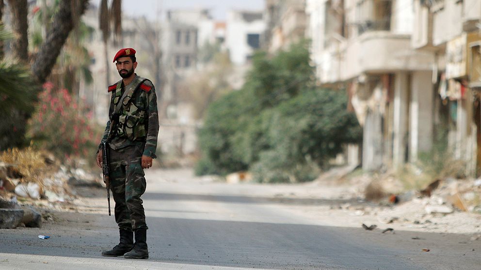 En syrisk regeringssoldat på vakt i Daraya.