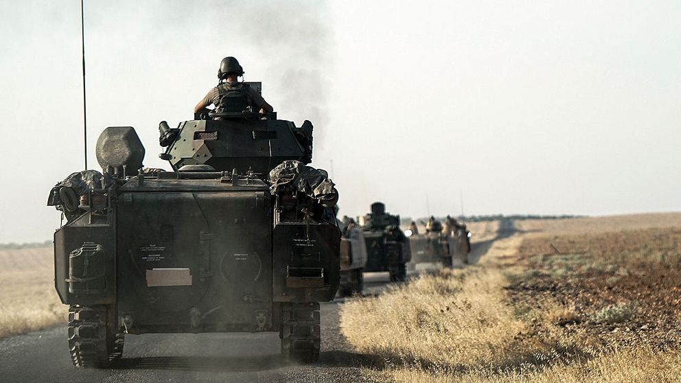 Turkiska styrkor på väg mot den syriska gränsen.