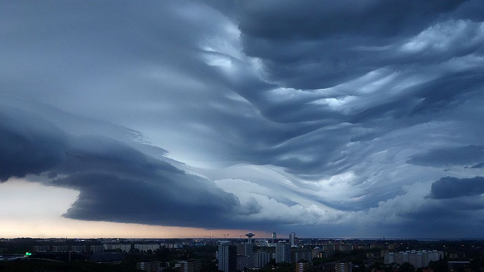 De här vågformande molnen (undulatus asperatus) över Malmö fångade Anders Nilsson med sin mobilkamera.