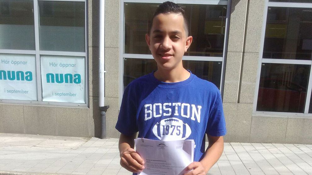 14-årige Ahmad med beskedet om sitt hett efterlängtade uppehållstillstånd.