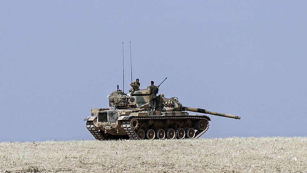 En turkisk stridsvagn nära Karkamis, den plats vid gränsen till Syrien där turkiska marktrupper har gått in i grannlandet.