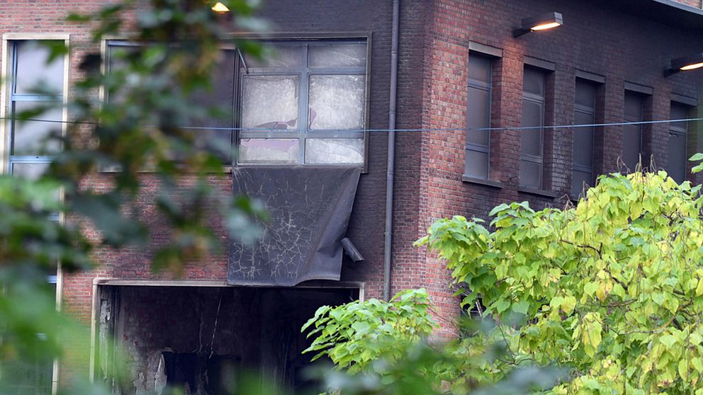 Krossade fönster på Bryssels kriminaltekniska institut efter explosionen.