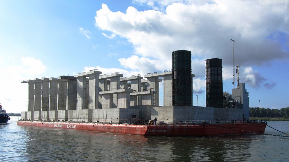 Pråmen med betongelement och kassuner från Polen till Visby hamn för bygget av den nya kryssningskajen.
