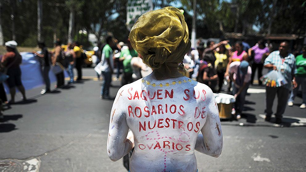 ”Ta era radband ur våra äggstockar” har en kvinna skrivit på sin rygg vid en abortdemonstration i San Salvador.