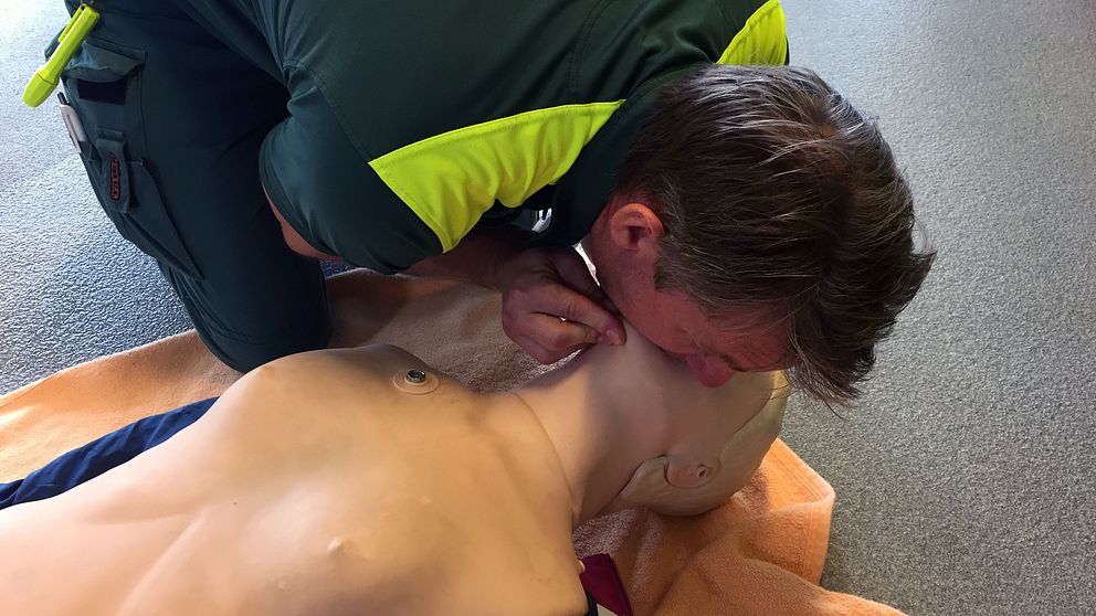 Ambulanssjuksköterska Johan Persson gör mun-mot-mun.
