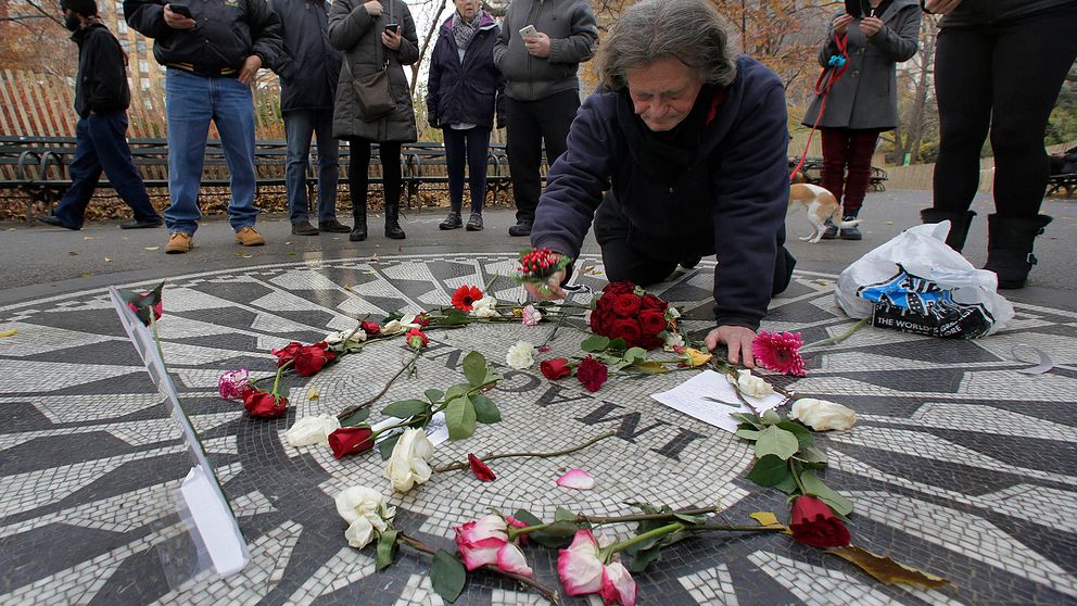 Bild från Johns Lennons minnesplats Strawberry Fields i Central Park i New York. Lennon mördades 1980 utanför Dakota Building i närheten av parken.
