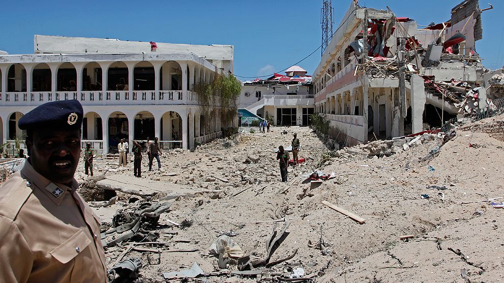 Ett hotell i Mogadishu förstördes i en explosion utförd av en självmordsbombare.