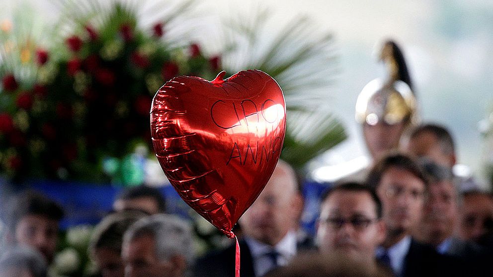 En hjärtformad ballong vid statsbegravningen för jordbävningsoffren i Amatrice.