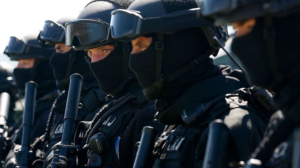 Bosnienserbiska soldater i militärövning.