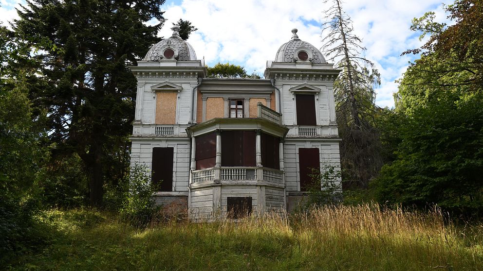 På bilden är det byggnaden Villa Sjötorp. Huset är av fransk luststil och är omgärdat av lite vildvuxen skog.