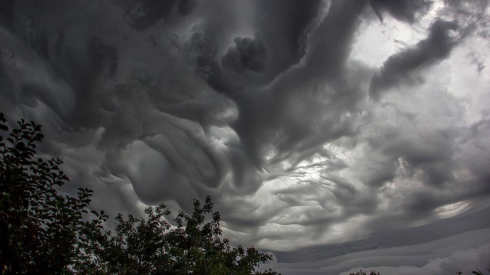 Mäktig molnhimmel över skånska Klågerup på morgonen den 28 augusti.