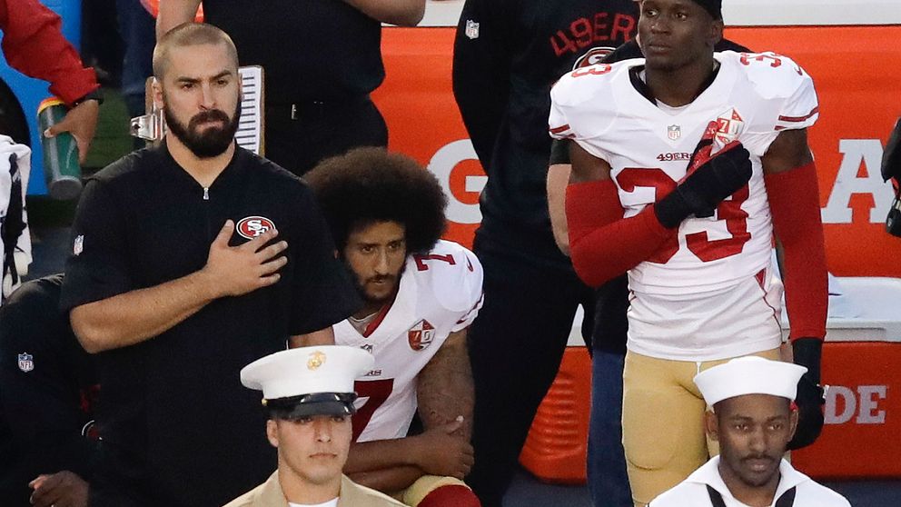 Kaepernick sitter ner under nationalsången.