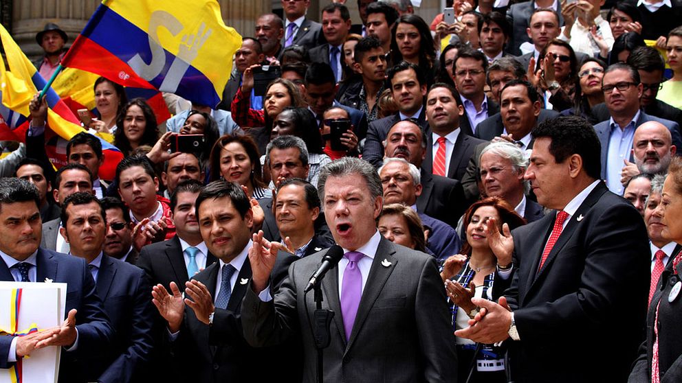 Colombias president Juan Manuel Santos i samband med att han överlämnade det fredsavtal som slutits med Farc till kongressen.