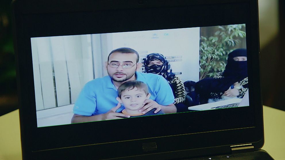 Mohammed pratar med SVT:s reporter via Skype från ett flyktingläger i norra Irak. I knät har har sin treårige brorson som blev vittne till hur IS dödade hans pappa, farfar och faster.