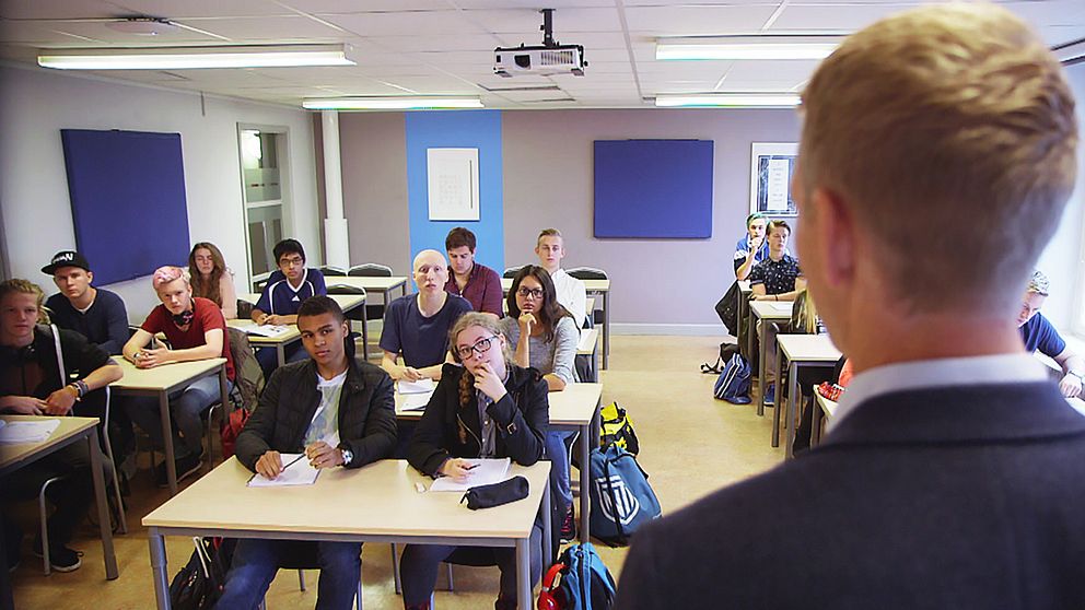 Undervisning på NTI-gymnasiet. Klassrum, elever, lärare, gymnasium, skola, vinster i välfärden.