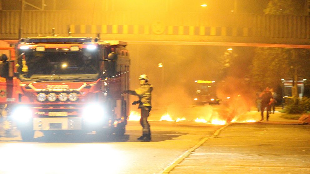 I Hovsjö i Södertälje sattes bildäck i brand under natten mot söndagen. När polisen kom till platsen kastades så kallade bangers mot polispatrullerna.