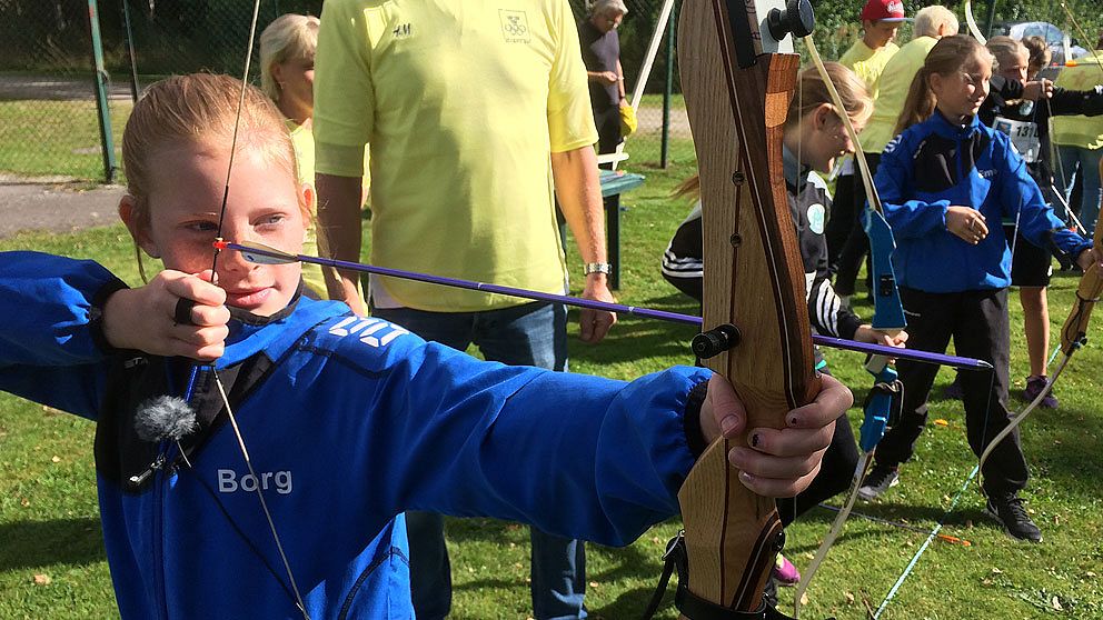 Smilla Borg testar bågskytte för första gången på Olympic day i Alvesta.