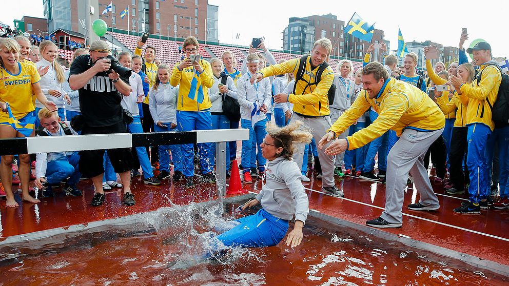 Förbundskapten Torneklint tar ett traditionsenligt dopp