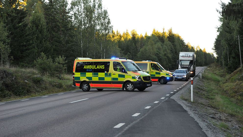 Mc-föraren fördes med ambulans till sjukhus.