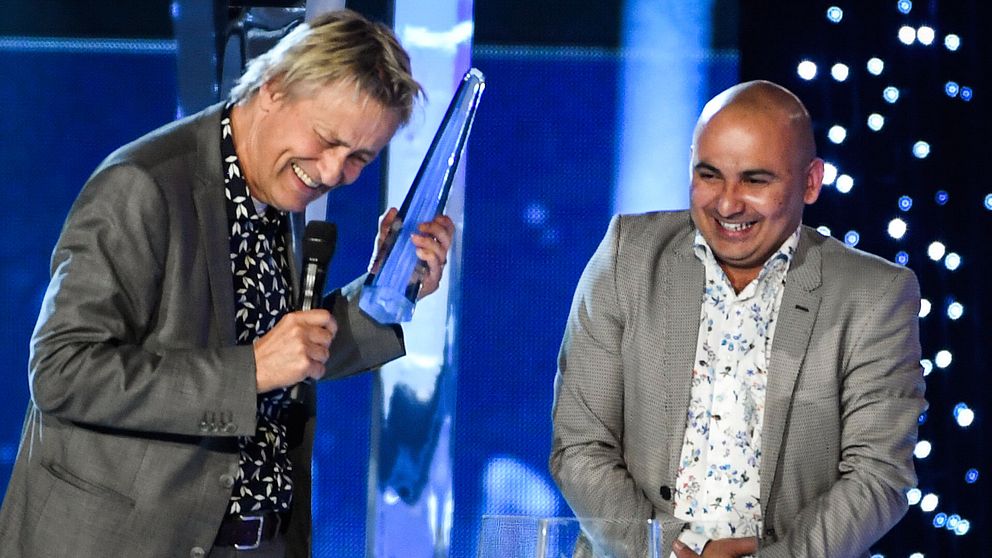 Konstnären Lars Lerin (tv) tar tillsammans med sin man Manoel Marques emot priset årets tv-personlighet under Kristallengalan på Stockholmsmässan på söndagen