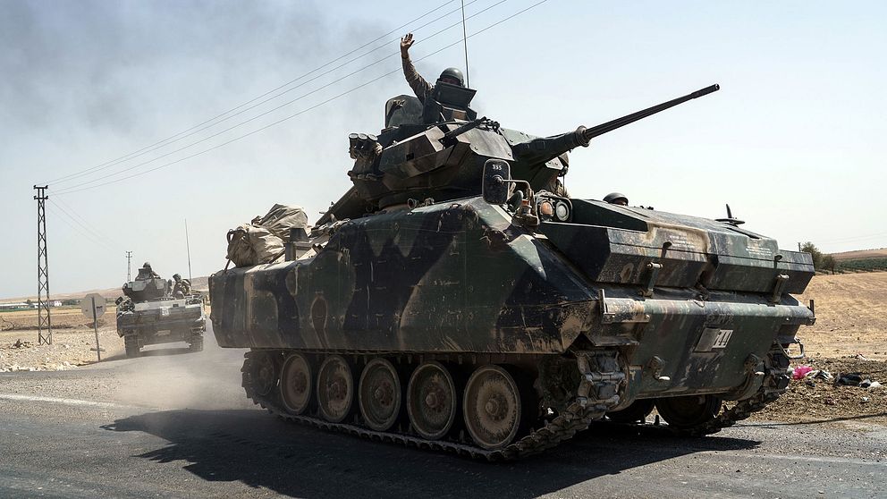 Turkiska stridsfordon rör sig mot gränsen till Syrien.