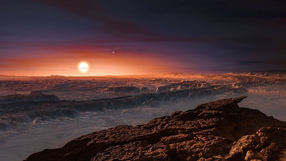 En rekonstruktion av hur den nyupptäckta planeten Proxima b kan tänkas se ut. I bakgrunden syns den röda dvärgstjärnan Proxima Centauri, den närmaste grannen till vår egen sol i Vintergatan.