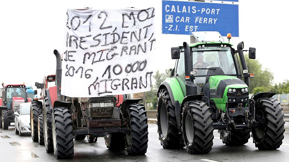 Lantbrukare protesterar med hjälp av sina traktorer.