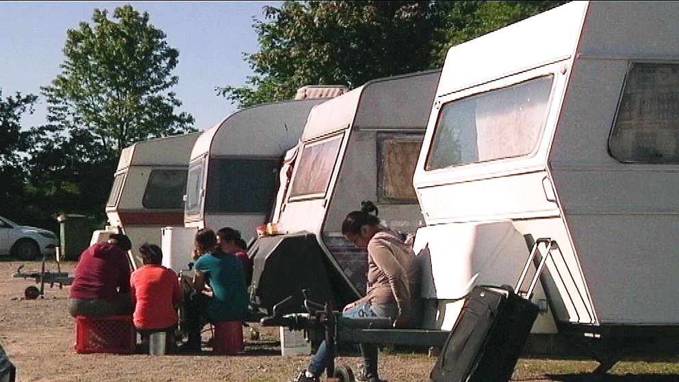 Husvagnar på rad vid Salvestaden utanför kalmar, EU-migranter som sitter och fikar.