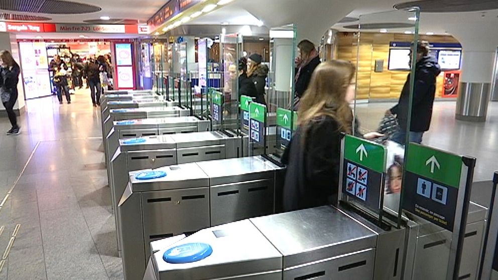 Kvinna passerar en t-banespärr på T-centralen.