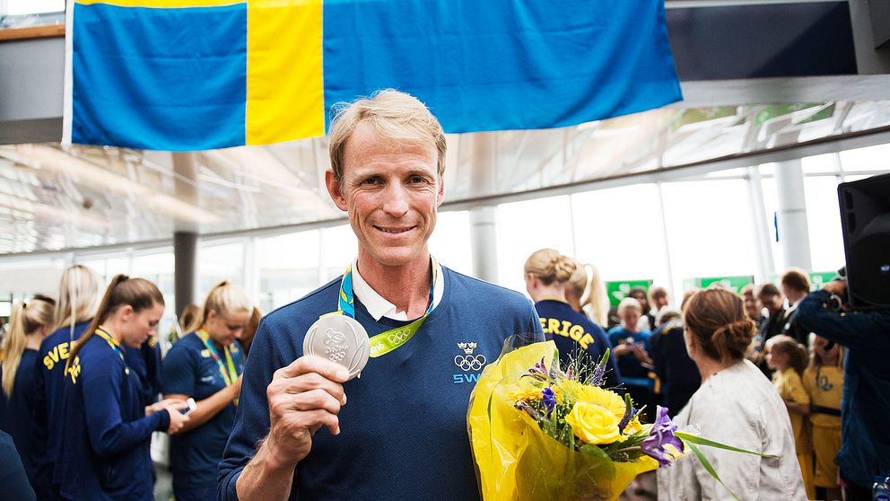 Peder Fredricson med sin OS-silvermedalj vid hemkomsten på Arlanda