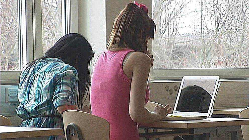 Unga tjejer framför dator