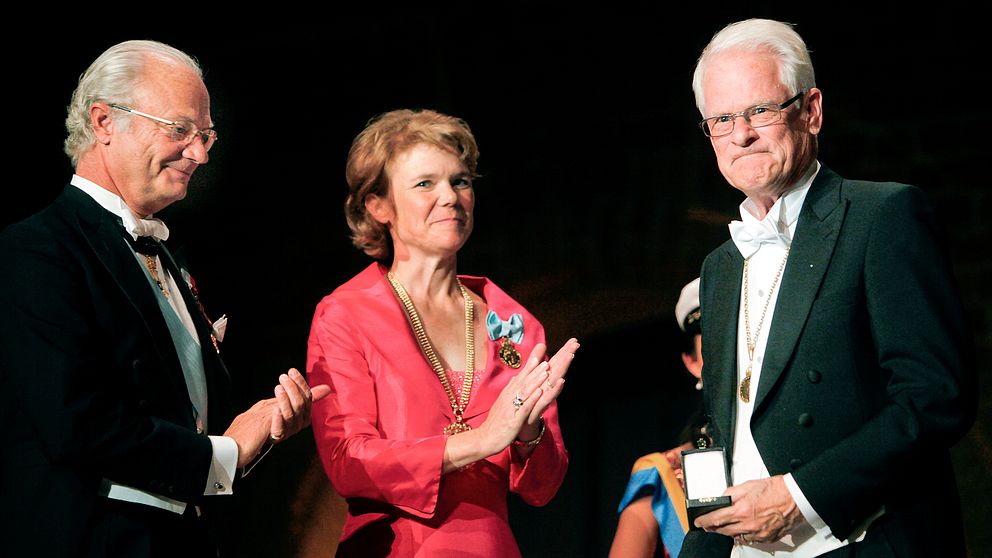 Kung Carl XVI Gustaf, till vänster, delar ut Karolinska institutets jubileumsmedalj i valören guld till Ingvar Carlsson för dennes insatser inom den medicinska forskningen. I mitten syns Harriet Wallberg Henriksson.