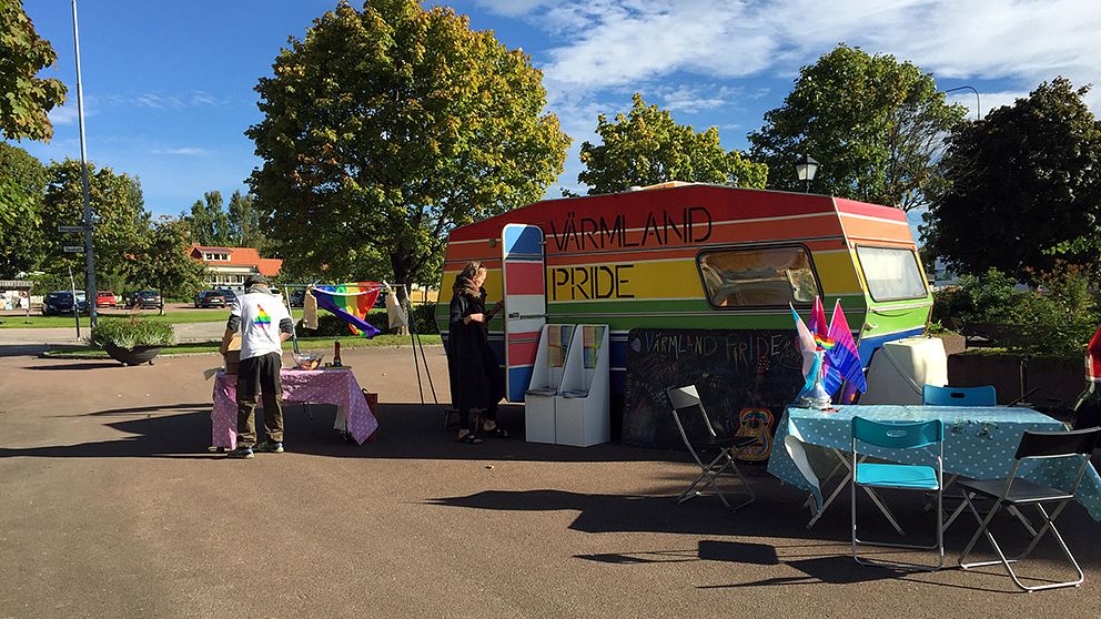 en husvagn i regnbågens färger som det står Värmland Pride på