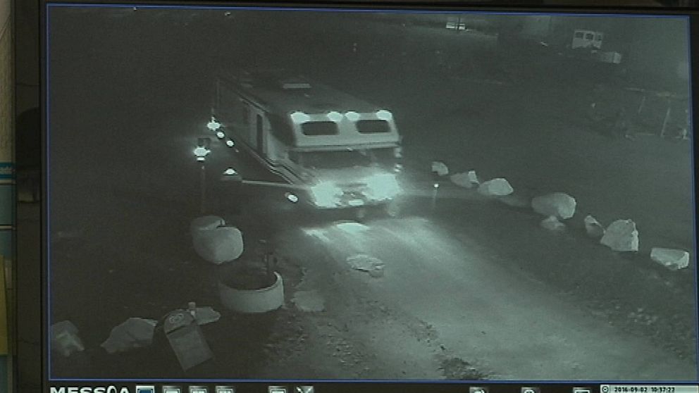 Övervakningsfilm som visar hur biltjuven kör rakt igenom en av bommarna på Slagsta marina.