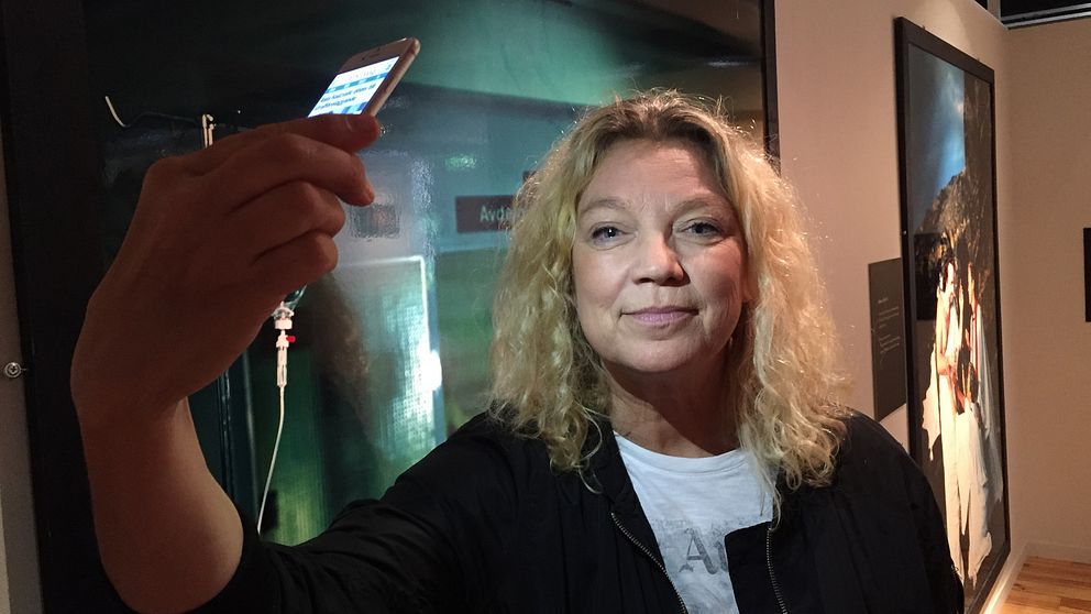 Ljusets mästare Elisabeth Olsson Wallin fixar porträttfotot själv – med hjälp av mobilen.