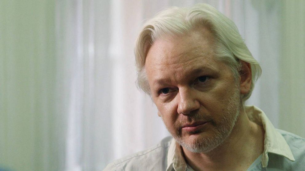 Julian Assange har levt nästan helt utan solljus under lång tid.