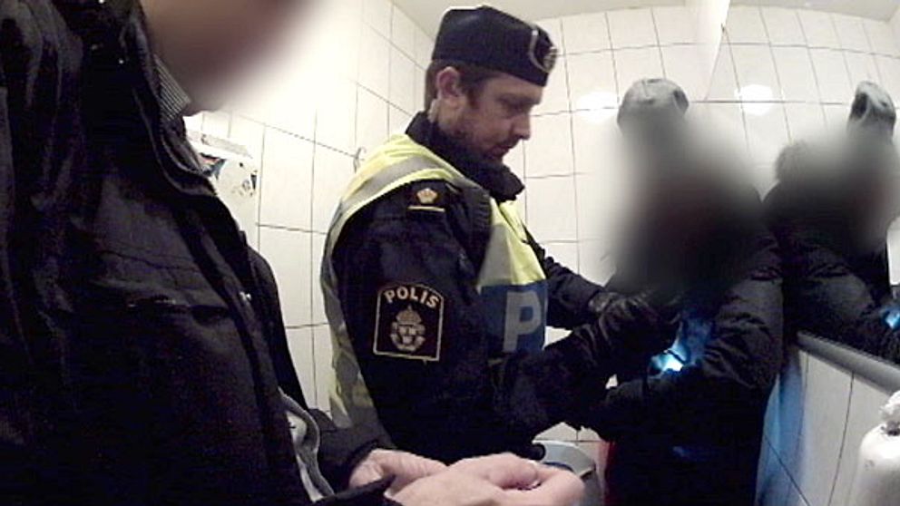 Polisen gör en knarkrazzia mot en krog i centrala Stockholm. Foto: SVT