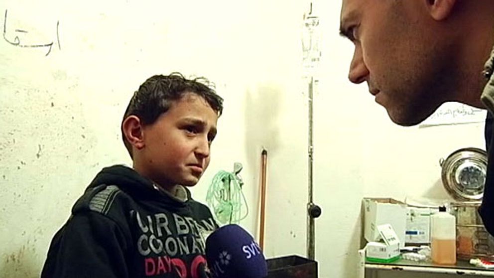 Nioårige Josef skadades i en granatattack i Aleppo, Syrien. SVT:s Samir Abu Eid träffar honom. Foto: Ulf Sandlund/SVT