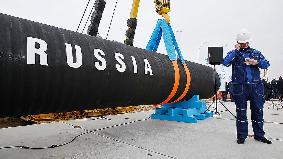 På denna arkivbild från 9 april 2010 ses en rysk arbetare vid en ceremoni för att markera starten på byggandet av Nord Stream-ledningen.