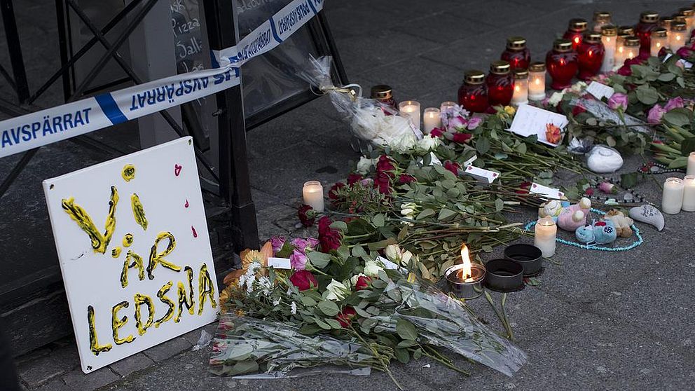 GÖTEBORG 2015-03-19 Blommor och ljus vid platsen för skottlossningen i en restaurang på Vårväderstorget i Biskopsgården i Göteborg. Två personer har avlidit av skottskador efter och polisen befarar att dödsiffran kan stiga. Foto: Björn Larsson Rosvall / TT / Kod 9200