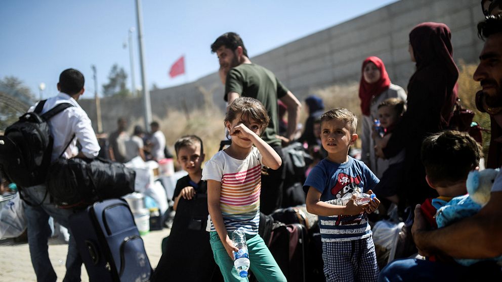 Syriska flyktingar vid den syriska gränsen nära staden Kilis i sydöstra Turkiet.