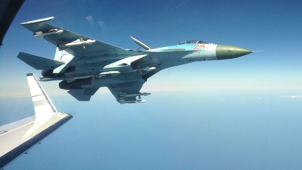 Rysk Su-27 fotograferad på nära håll från svenskt signalspaningsflygplan. Ryskt flyg har vid flera tillfällen under det senaste halvåret uppträtt på ett ovanligt närgånget sätt mot svenska signalspaningsflygplan, skriver Försvarets radioanstalt (FRA) på sin hemsida