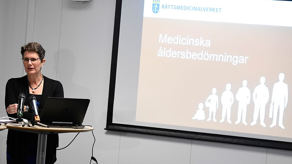 Monica Rodrigo, generaldirektör för Rättsmedicinalverket, redogör för hur medicinska åldersbedömnigar i asylärenden kan genomföras på en pressträff i Stockholm.