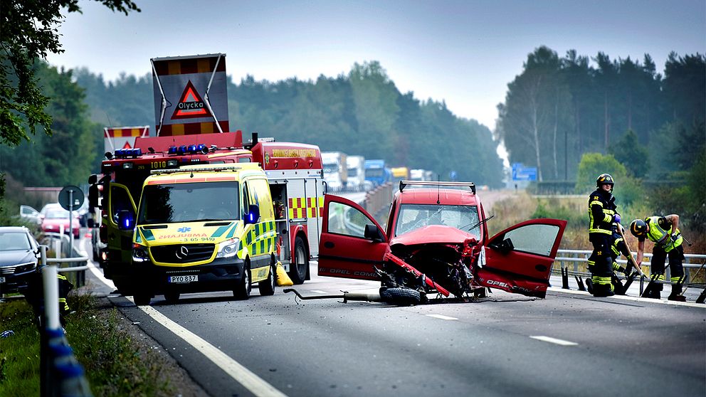 Två personer omkom i en trafikolycka utanför Kristianstad.