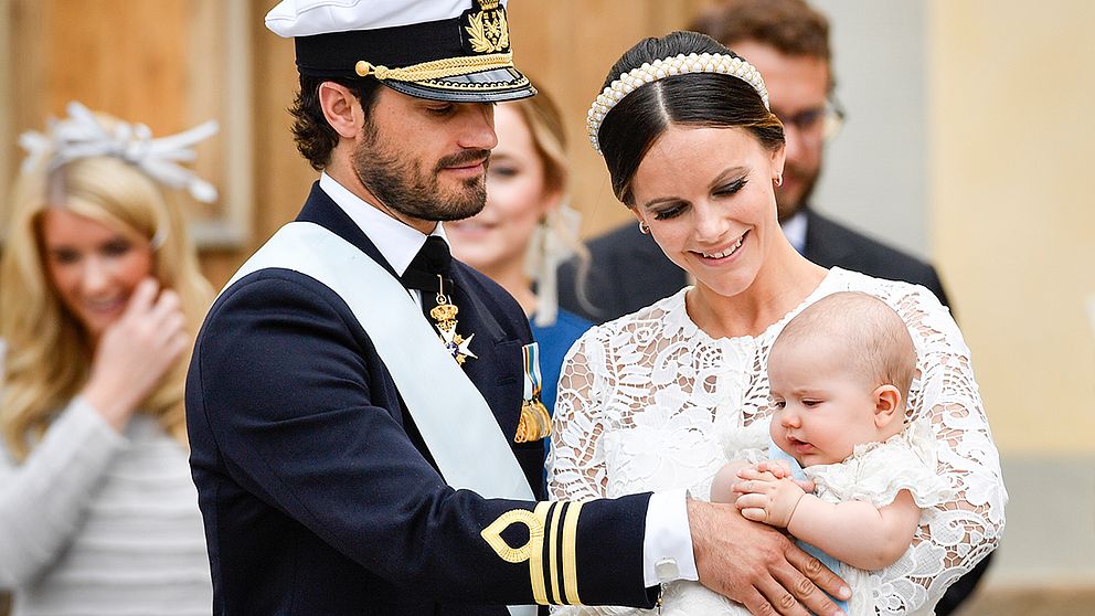 Prins Carl Philip, prinsessan Sofia och prins Alexander lämnar kyrkan efter prins Alexanders dop i Drottningholms slottskyrka.